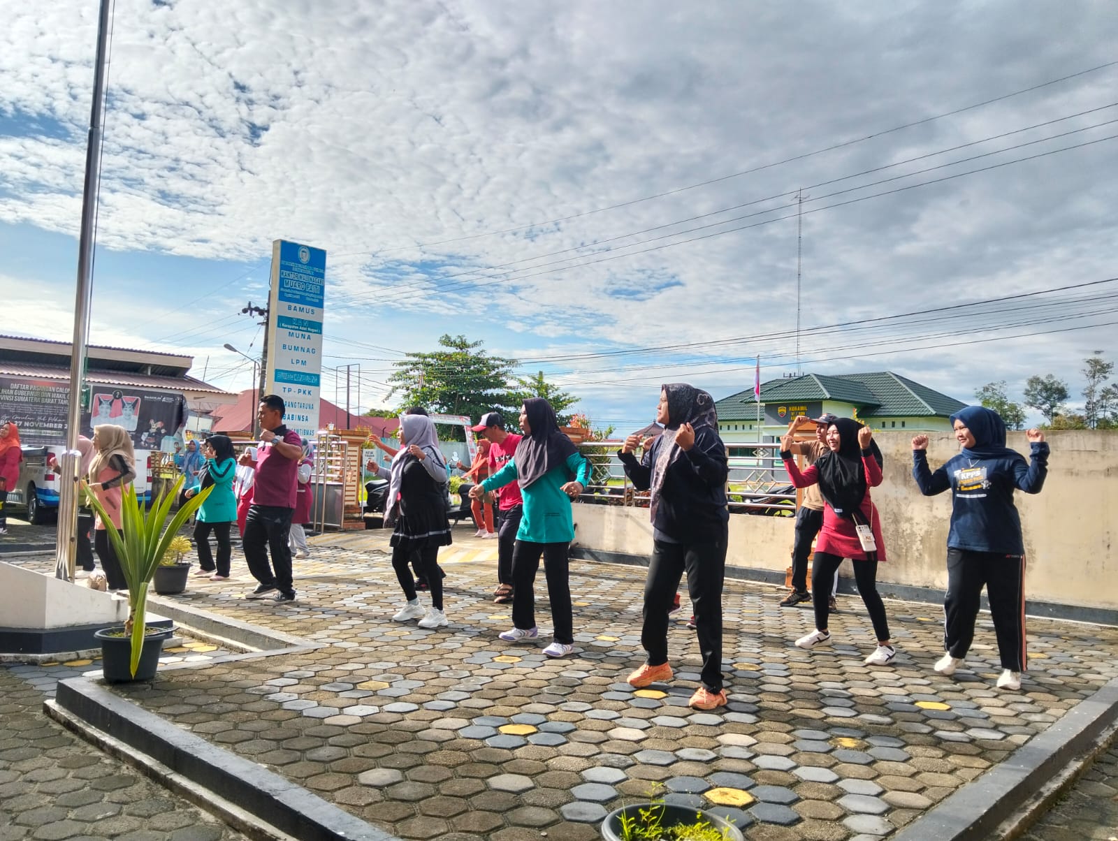 Senam Sehat Bersama Setiap Jumat Pagi di Halaman Kantor Wali Nagari Muaro Paiti.